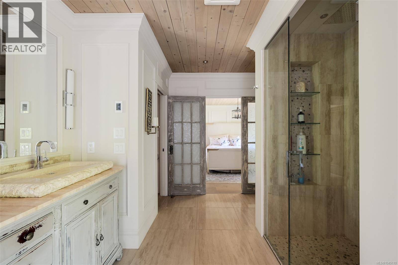 867 Victoria Ave - 33