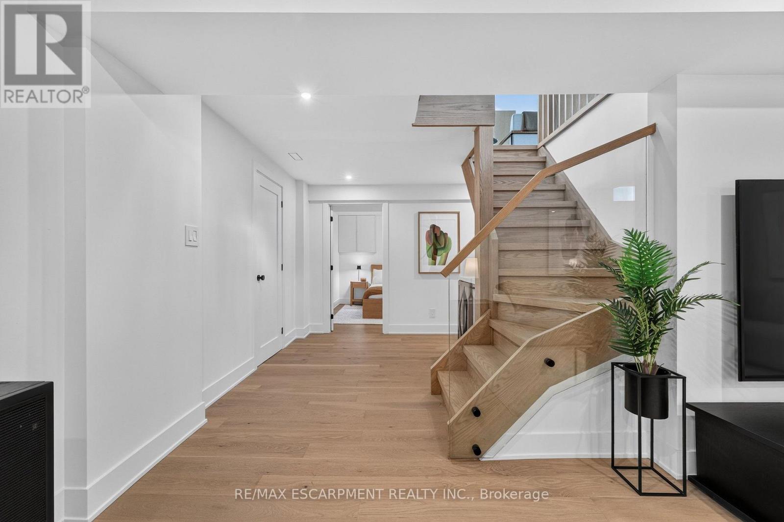 429 CLAREMONT CRESCENT - 34