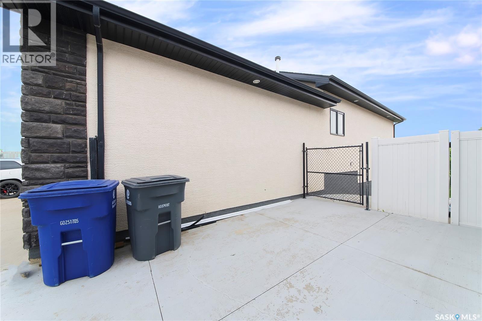 733 Gowan ROAD - 39