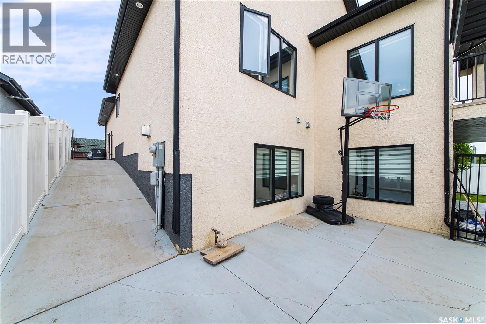 733 Gowan ROAD - 40