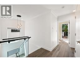 812 Montroyal Boulevard, North Vancouver, BC V7R2G6 Photo 12