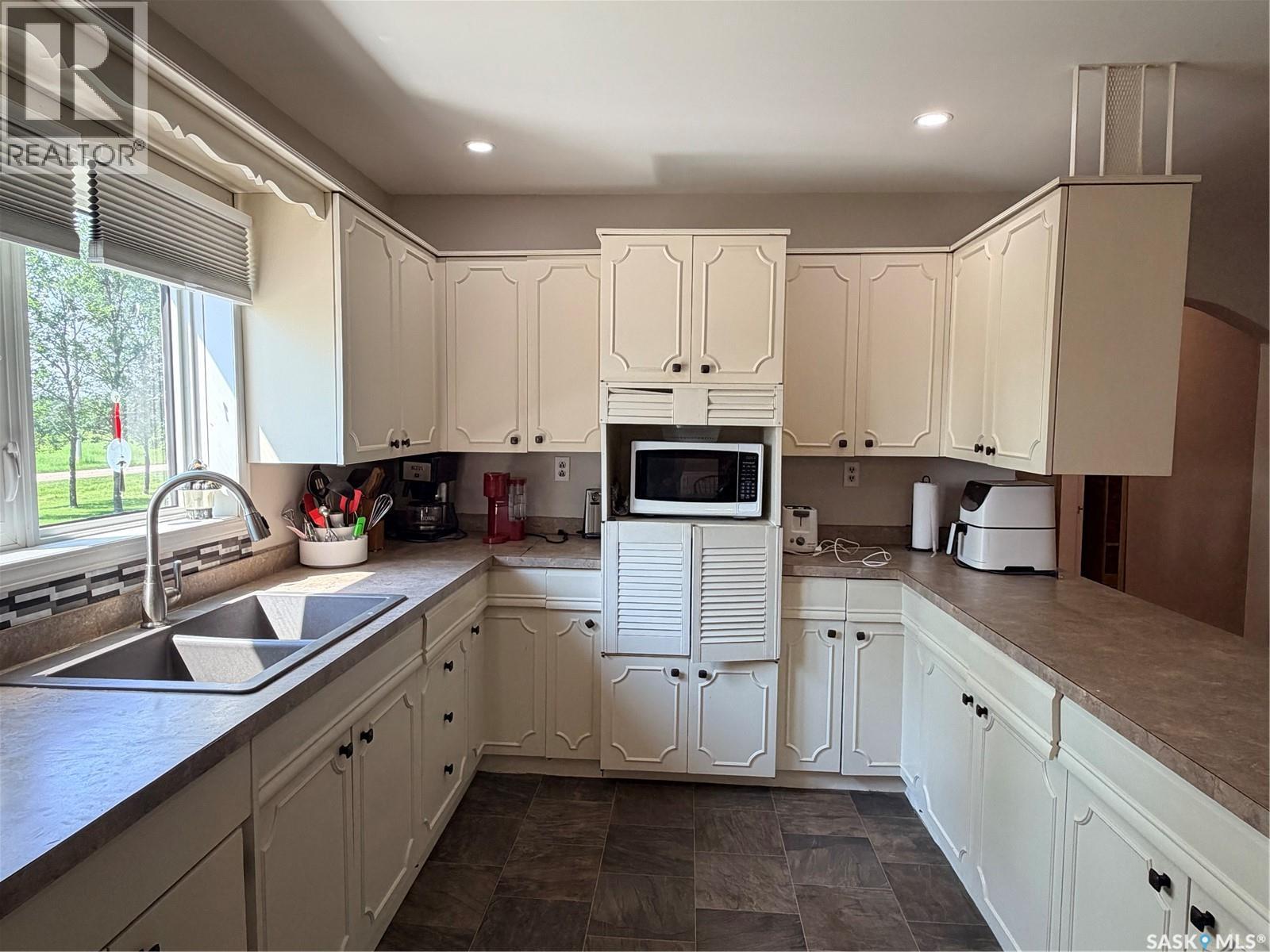 252 Railway AVENUE - 9