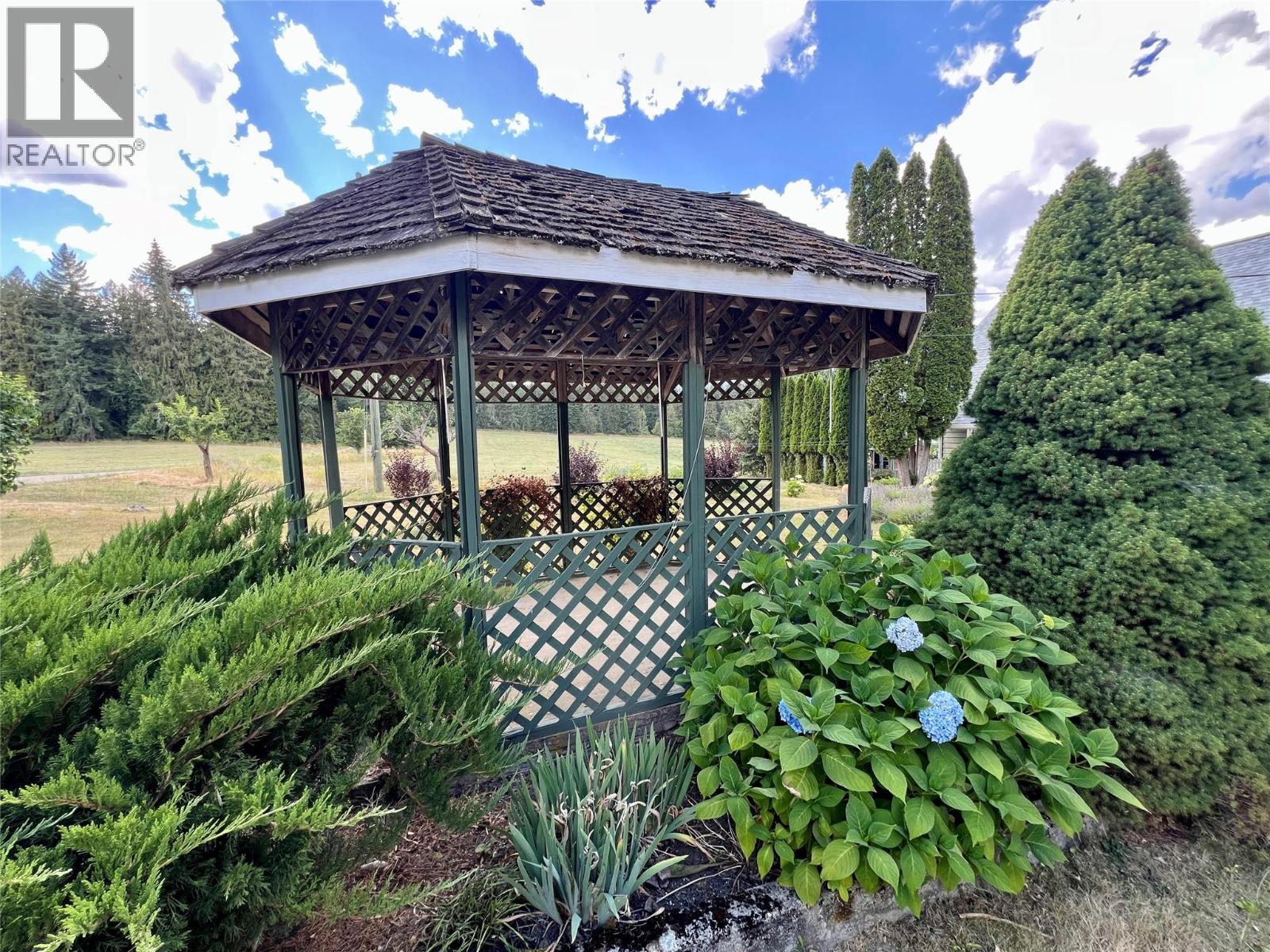  6350 Lakeshore Drive Northeast, Salmon Arm