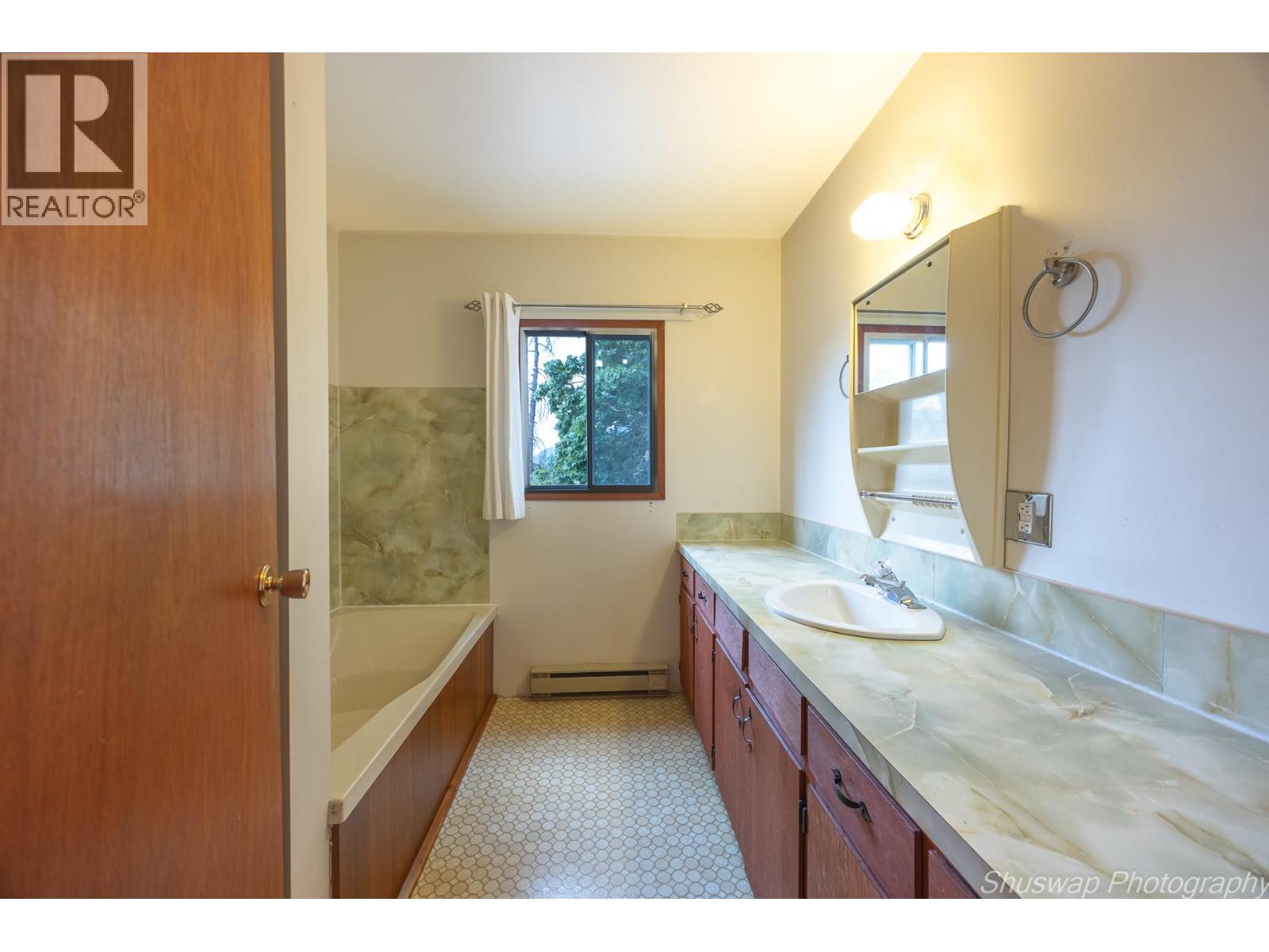  6350 Lakeshore Drive Northeast, Salmon Arm