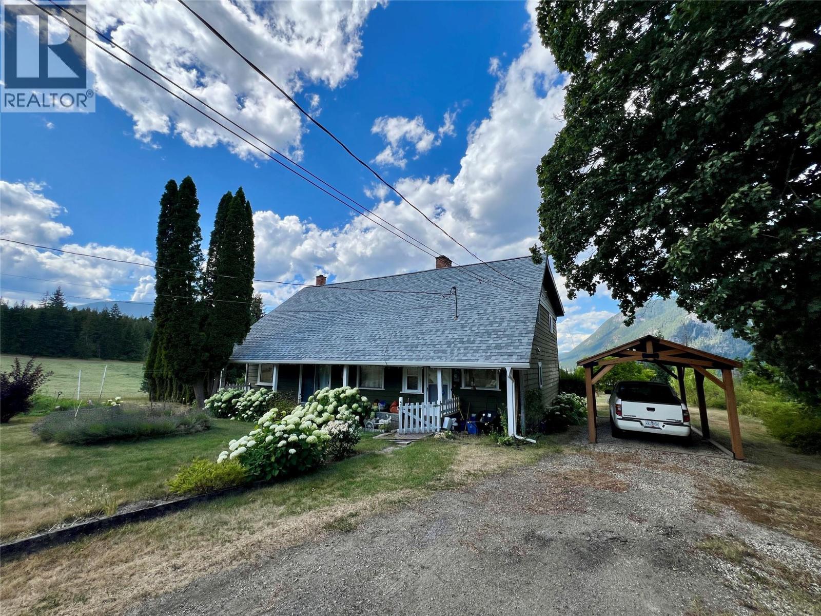  6350 Lakeshore Drive Northeast, Salmon Arm
