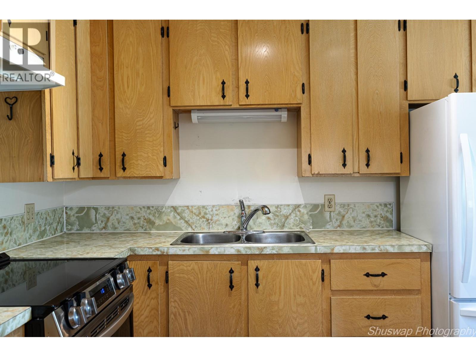  6350 Lakeshore Drive Northeast, Salmon Arm