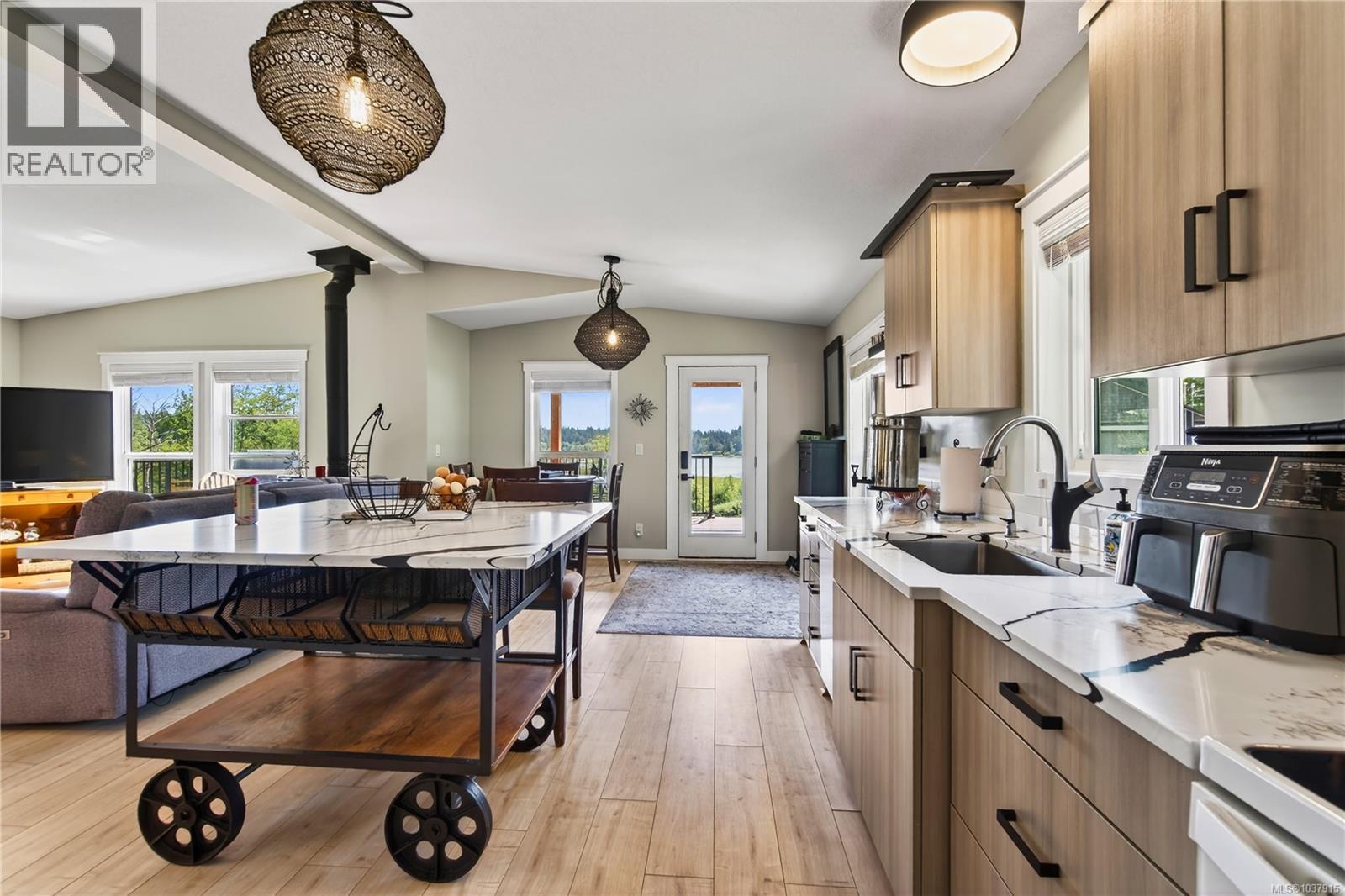 6499/6495 Doumont Rd - 65