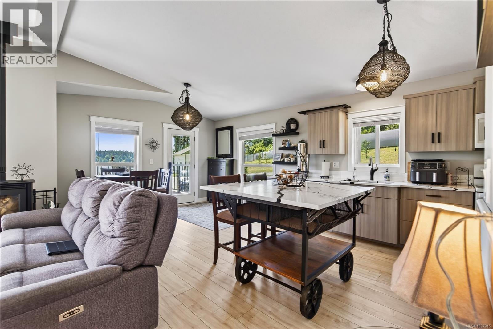 6499/6495 Doumont Rd - 66