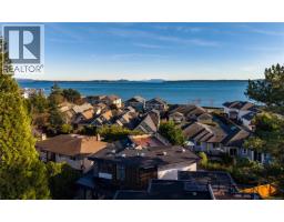 2293 Adela Pl, Sidney, BC V8L1R2 Photo 40