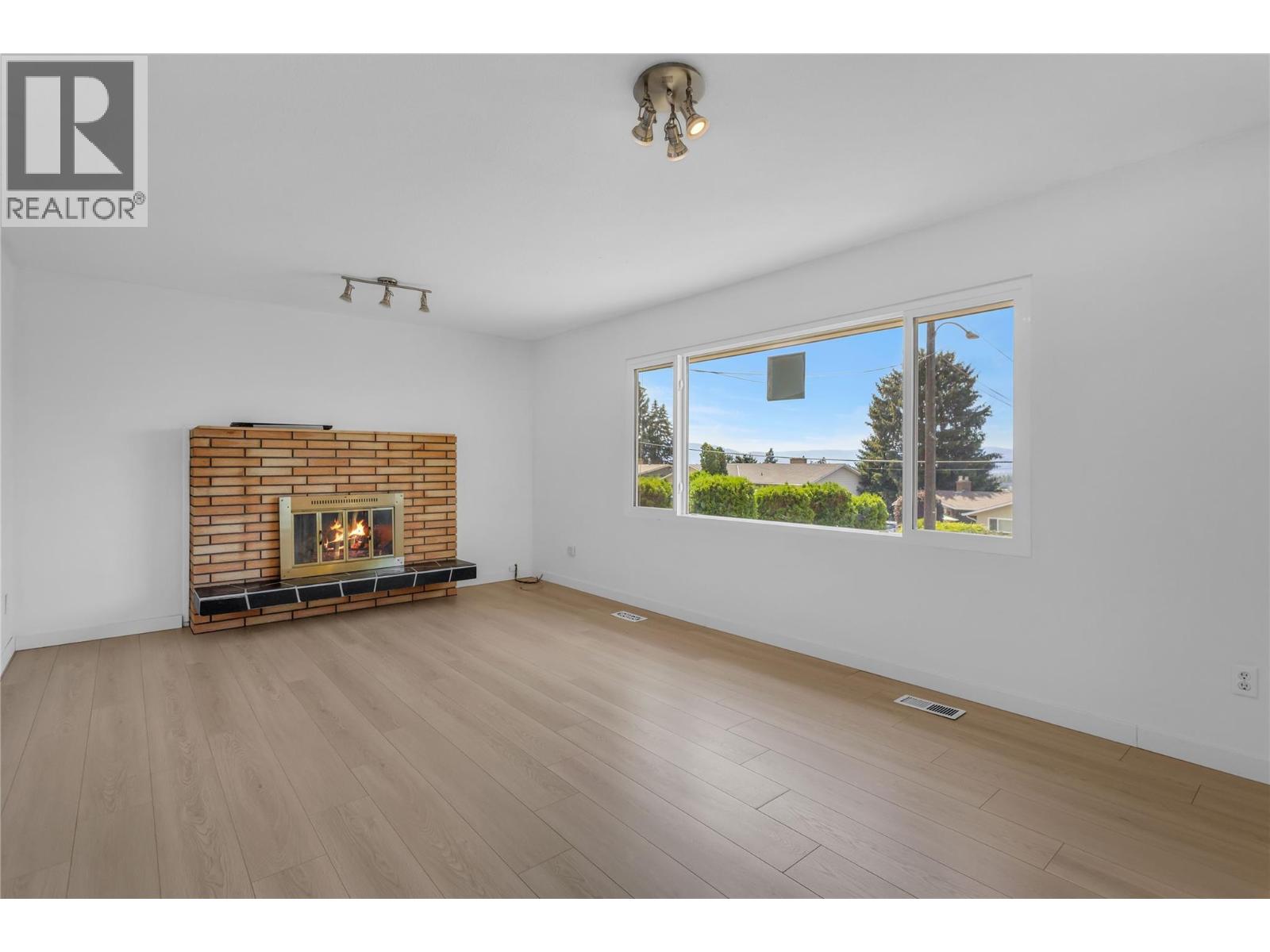  864 McKenzie Road, Kelowna