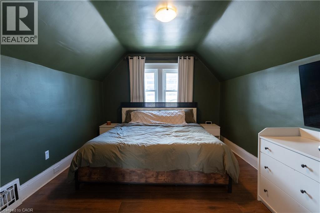 124 BALSAM Avenue N - Image 36