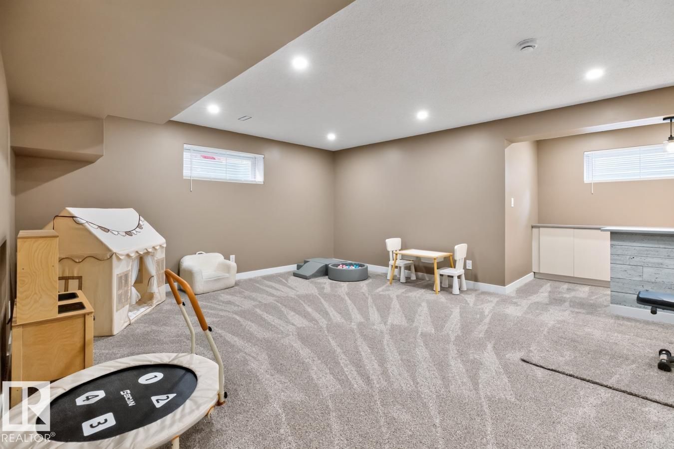 931 REGENCY DR - Image 32