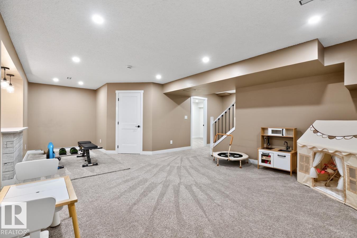 931 REGENCY DR - Image 33