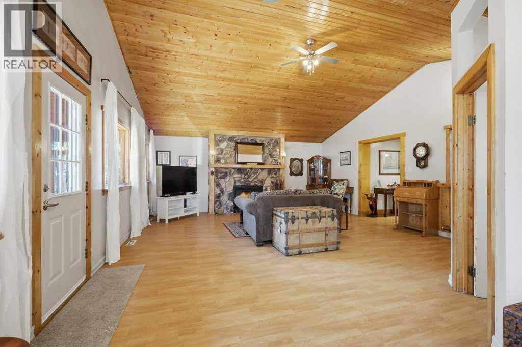 5127 50 A Avenue - 27