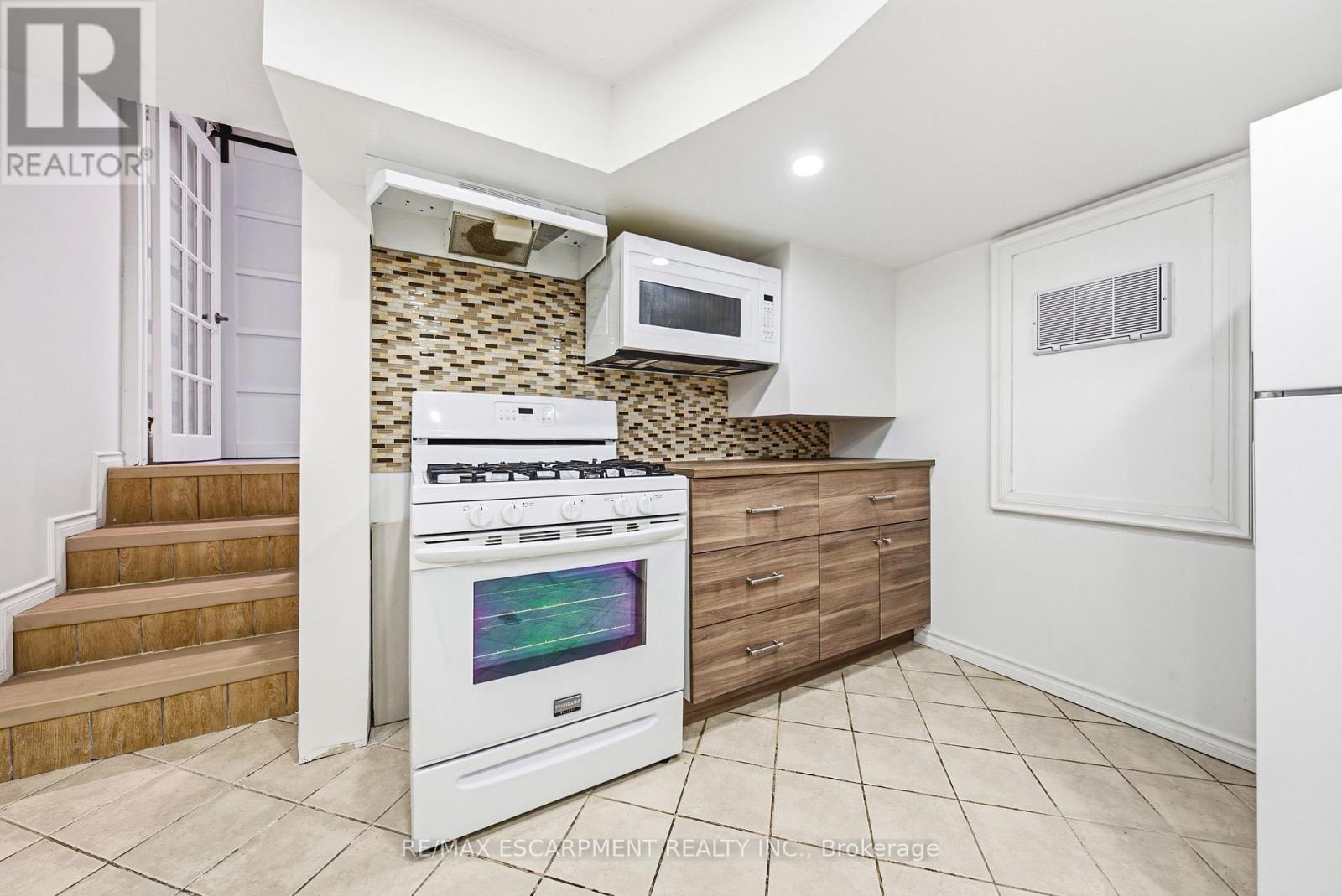 364 FENNELL AVENUE W - Image 33