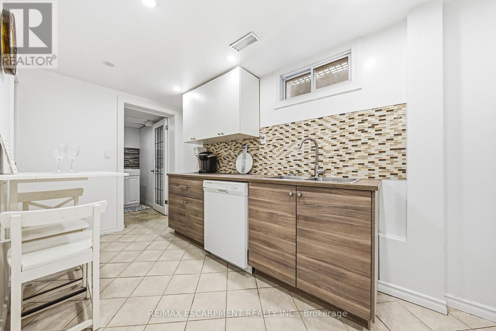 364 FENNELL AVENUE W - Image 32