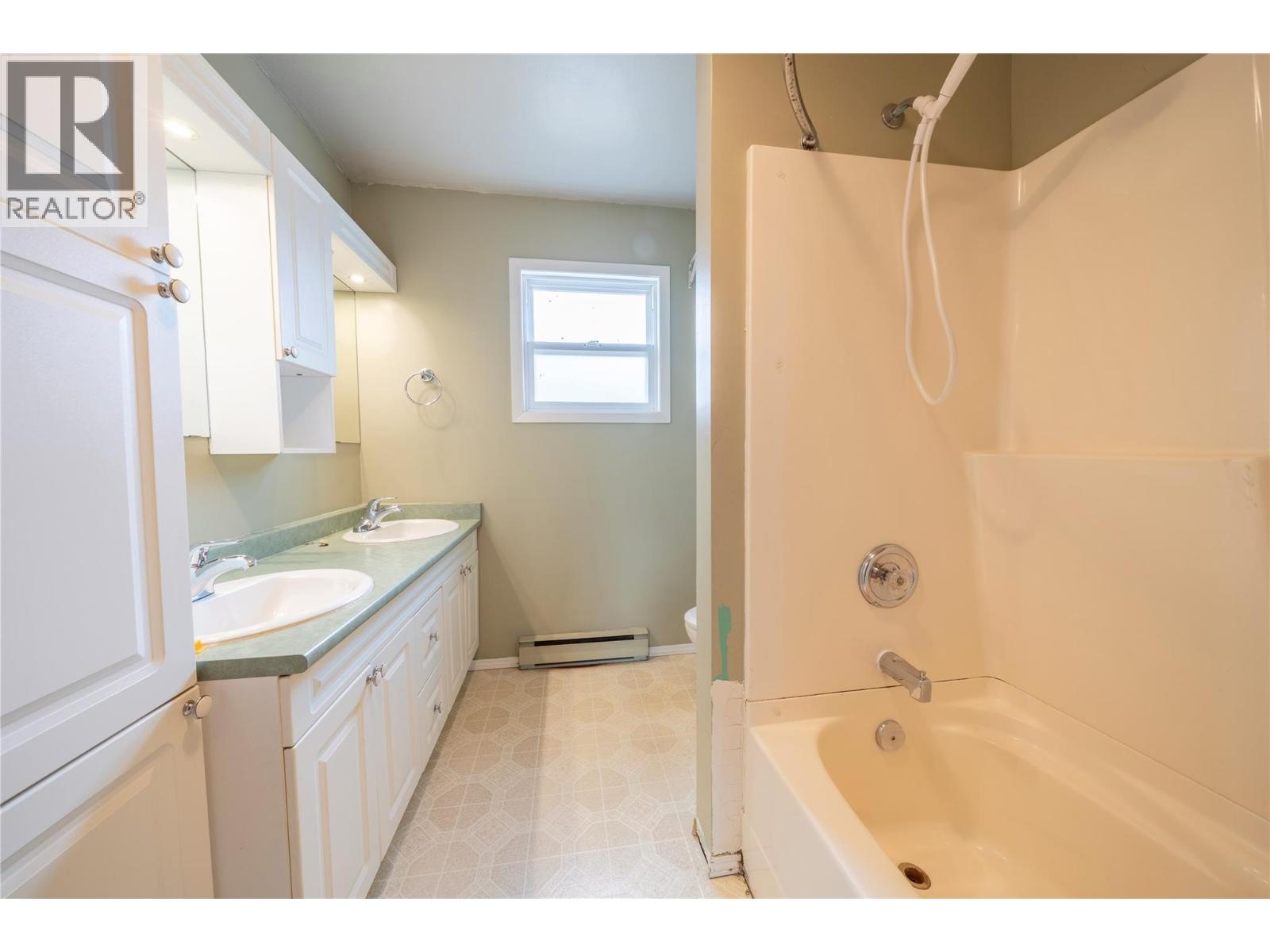 2270 GREENFIELD Avenue - 18