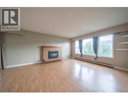 Living room - 2270 Greenfield Avenue, Kamloops, BC V2B4P3 Photo 6