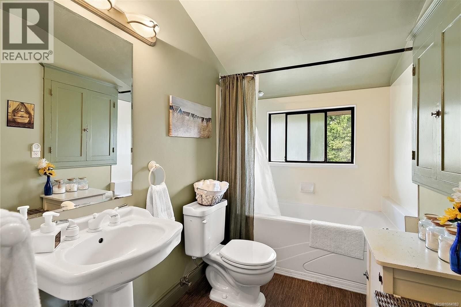  62 Obed Avenue, Saanich