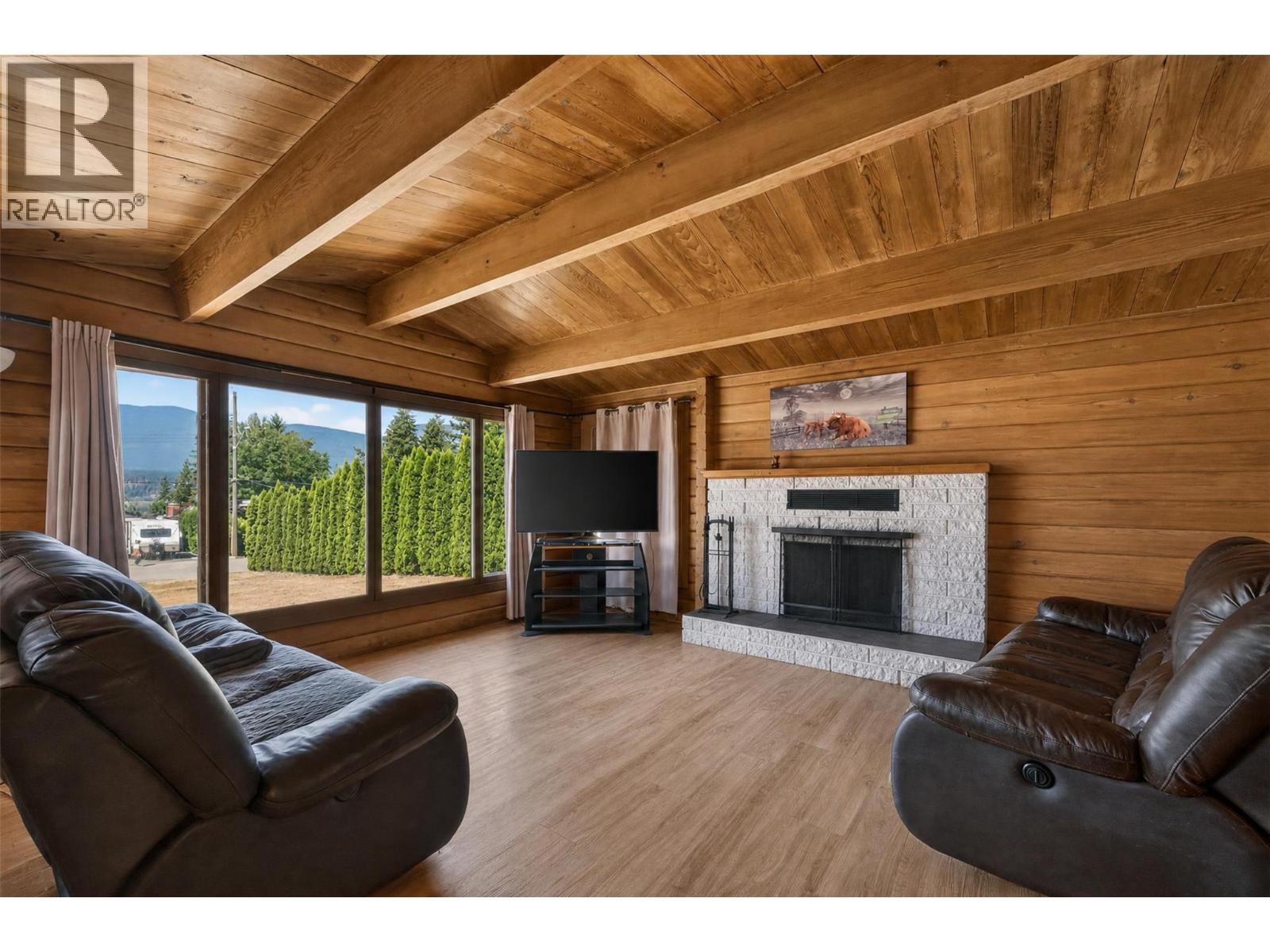  1260 16 Street Northeast, Salmon Arm