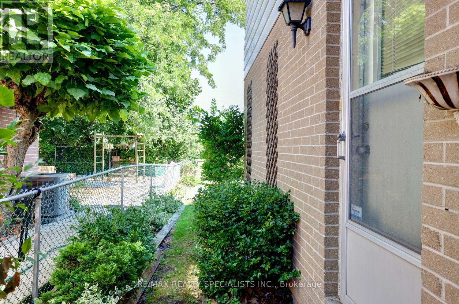 2458 BARCELLA CRESCENT - 33