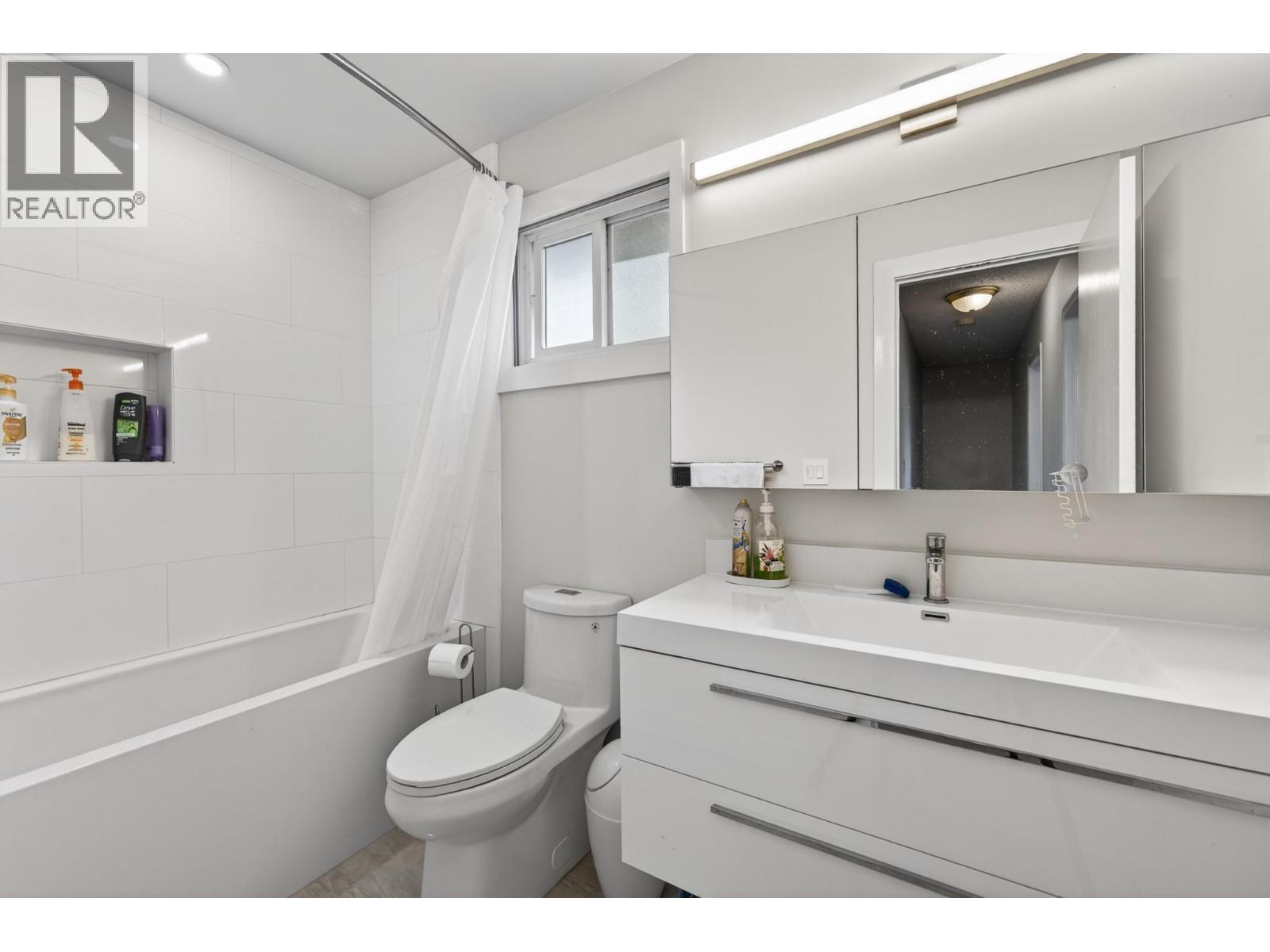260 MILLER Place - 22