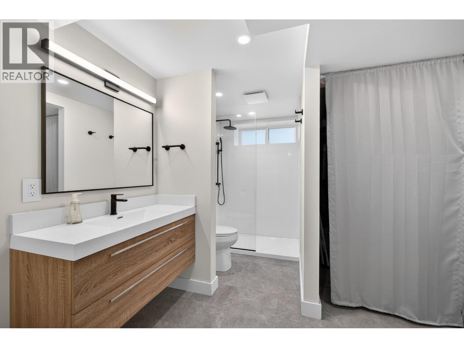 260 MILLER Place - 26