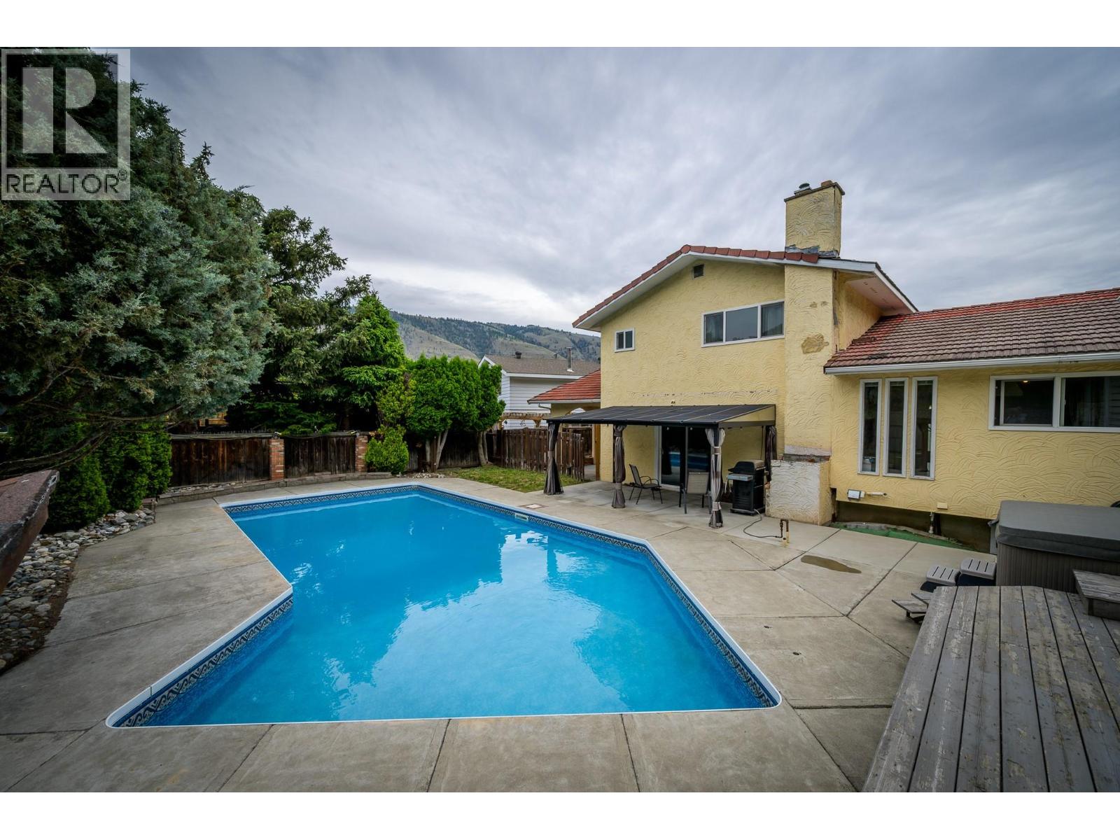 260 MILLER Place - 33
