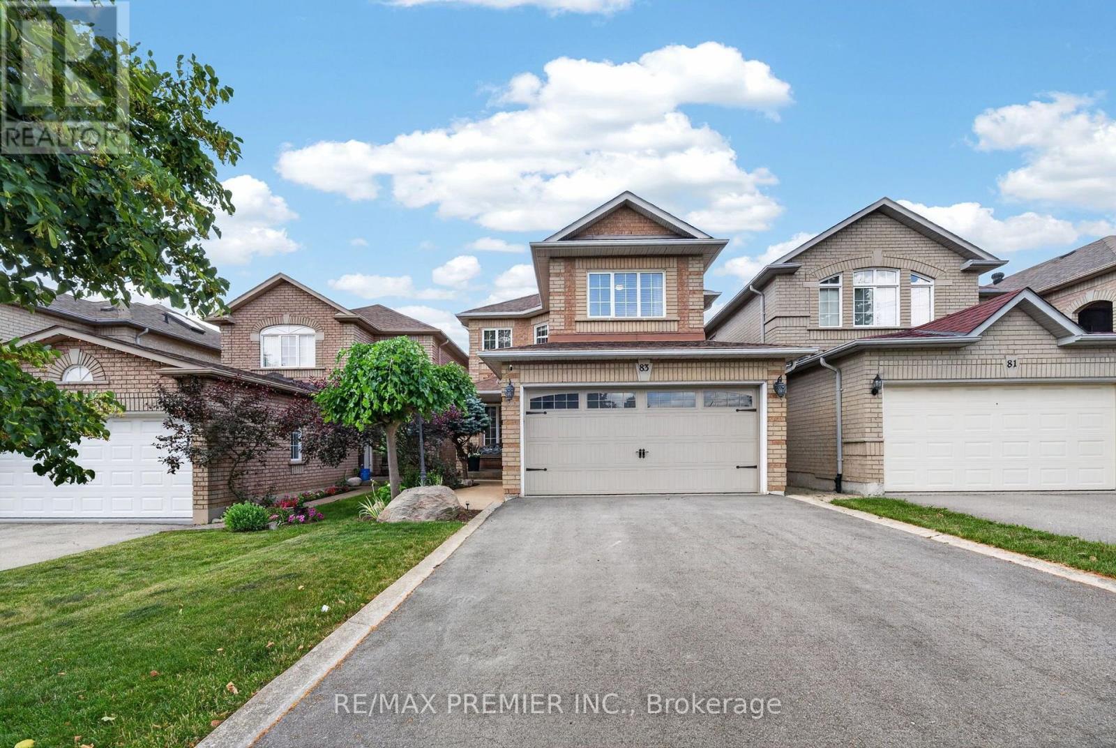 83 ROYAL RIDGE CRESCENT