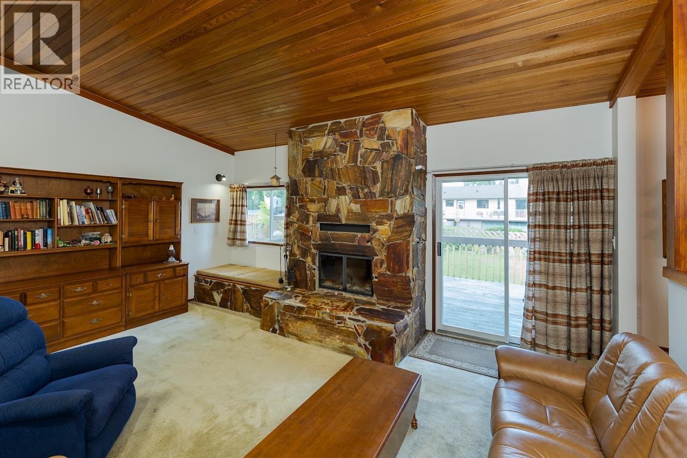 Photo 8 of 40 — 2715 WILDWOOD CRESCENT · Prince George, BC