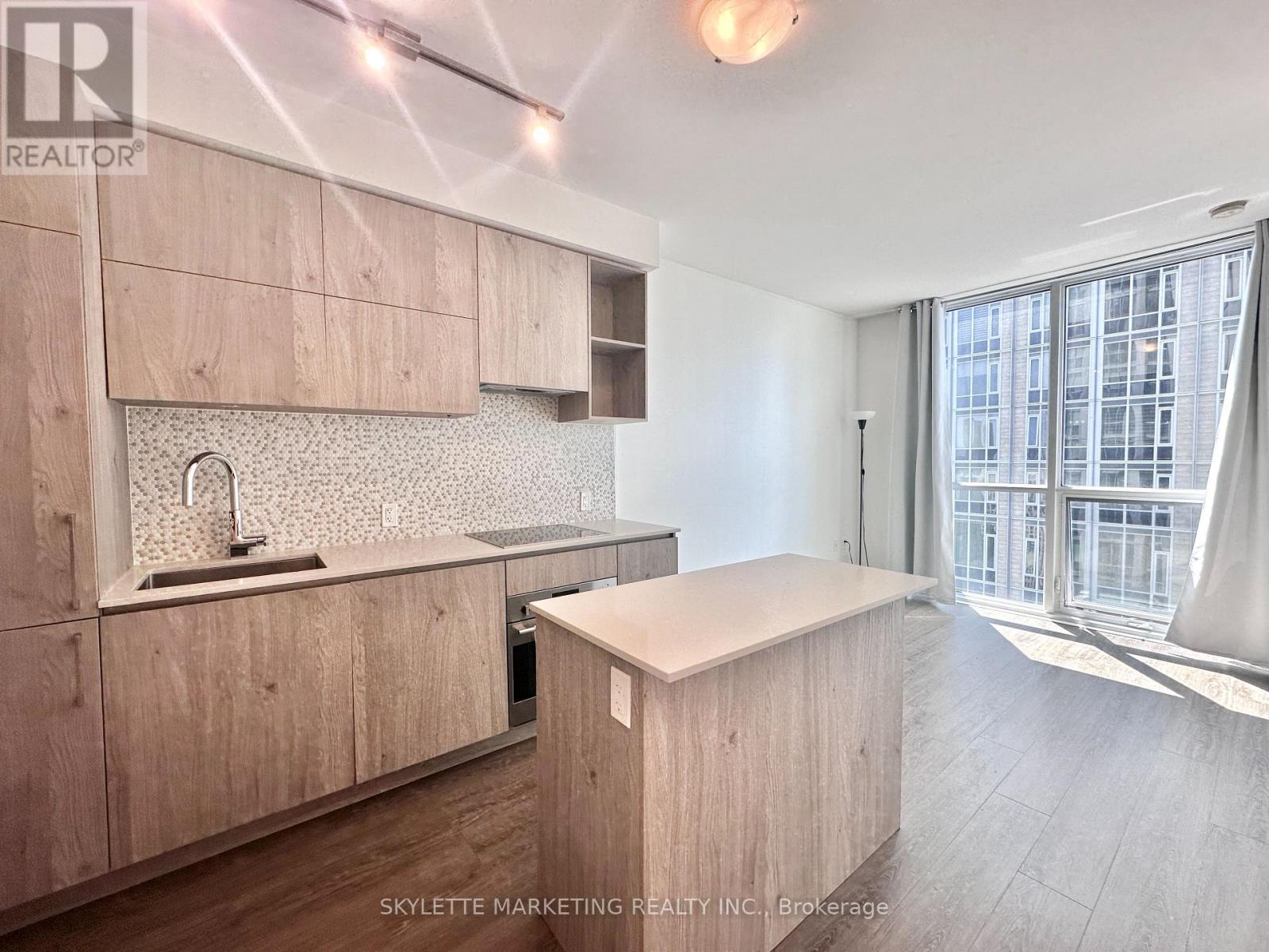 Photo of 1 Yorkville Avenue