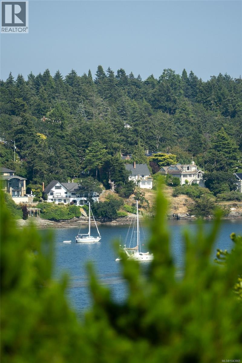 3656 Cadboro Bay Rd - 20