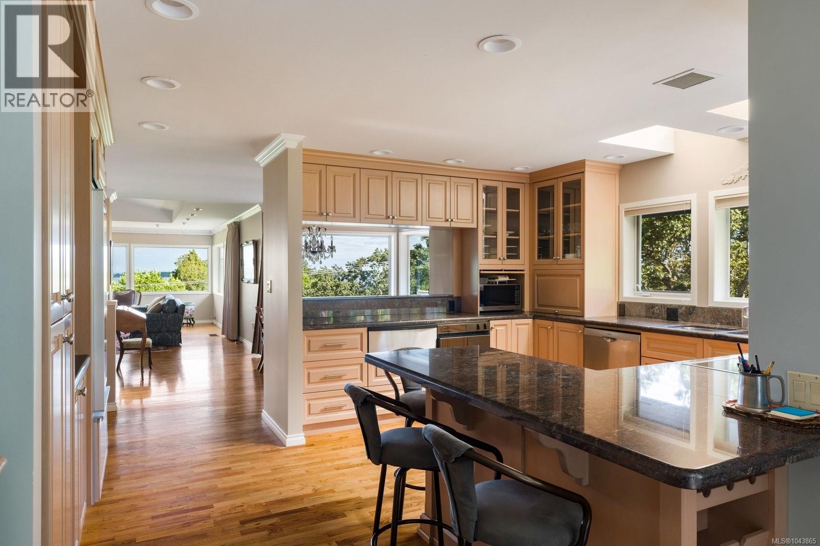  3656 Cadboro Bay Road, Oak Bay