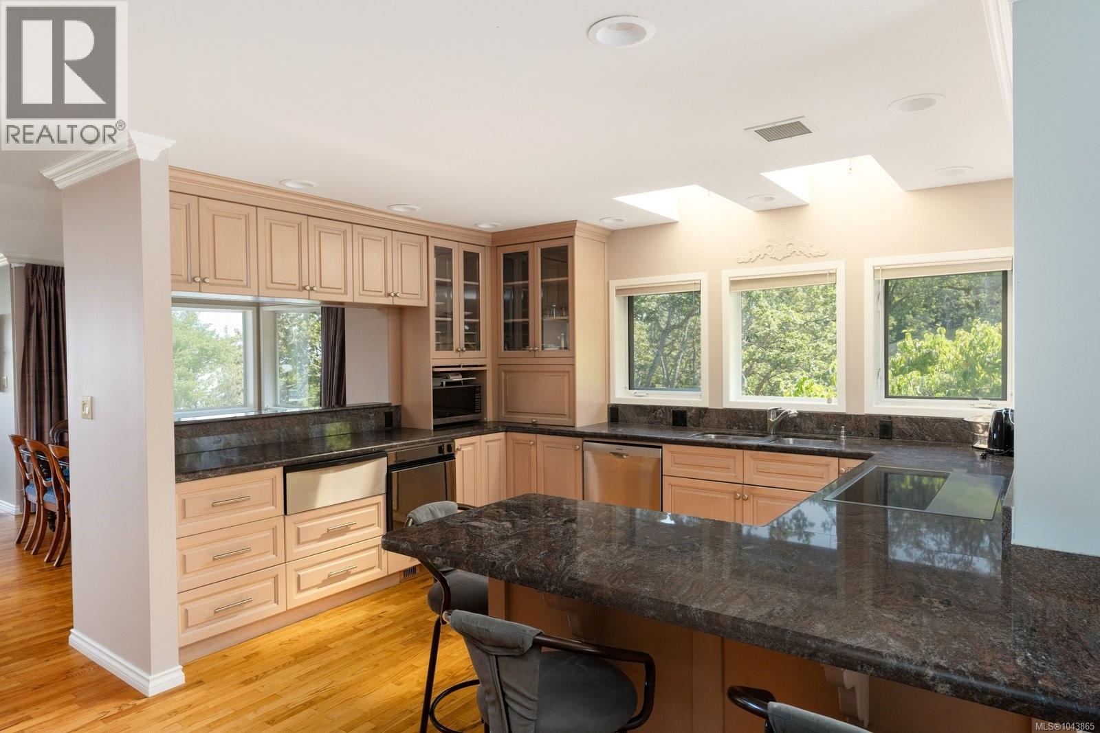 3656 Cadboro Bay Rd - 22