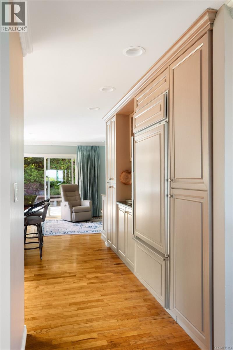  3656 Cadboro Bay Road, Oak Bay