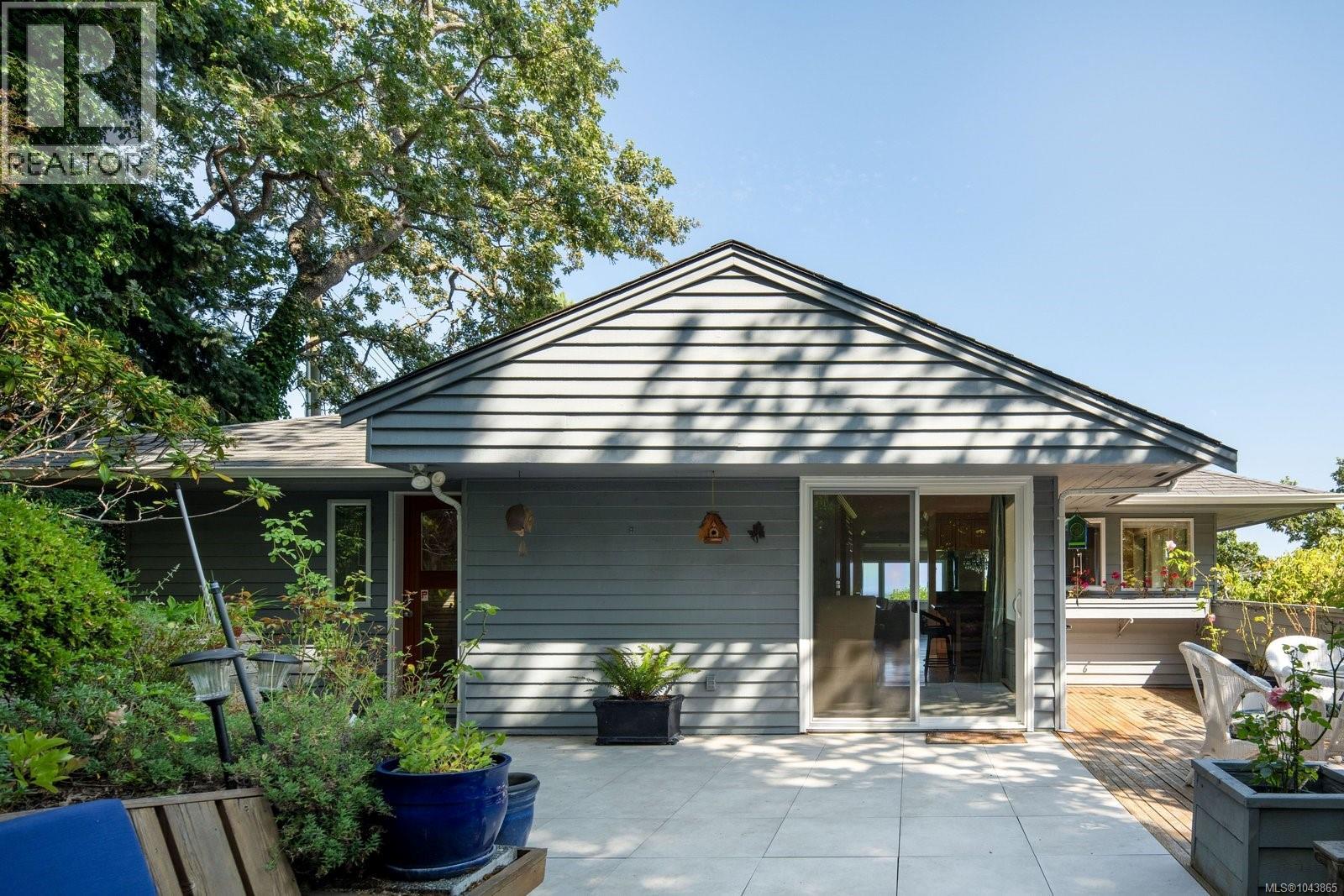  3656 Cadboro Bay Road, Oak Bay