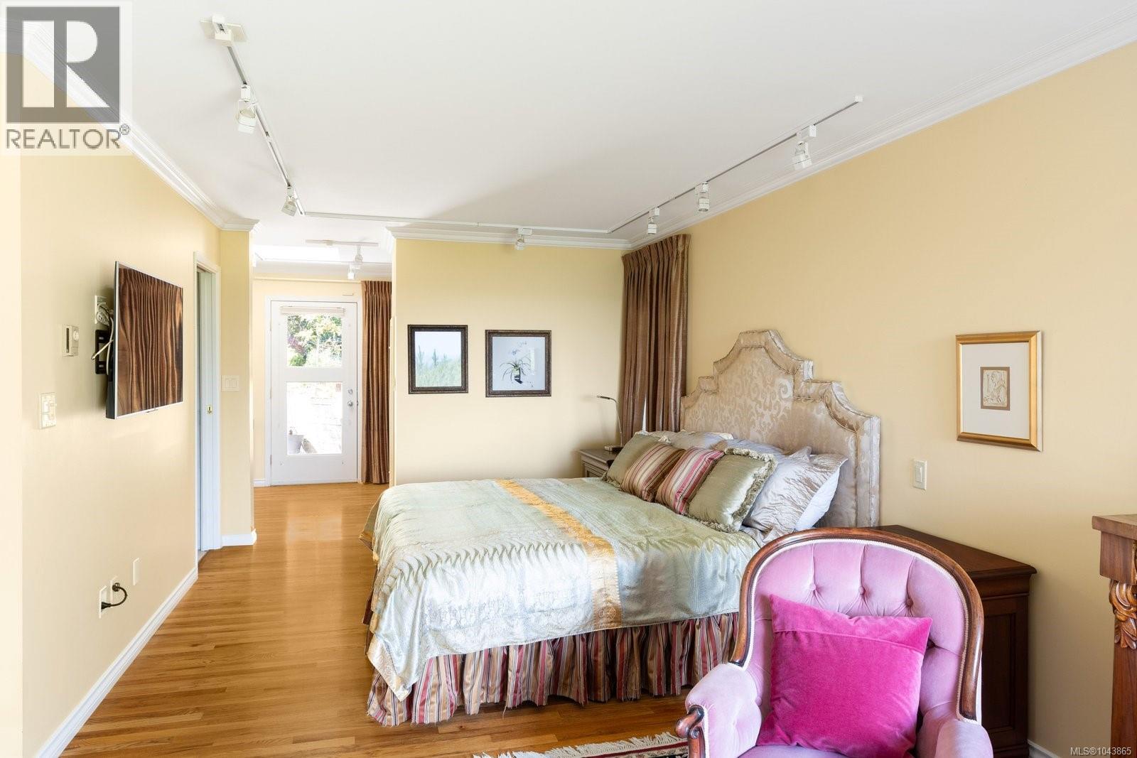 3656 Cadboro Bay Rd - 37
