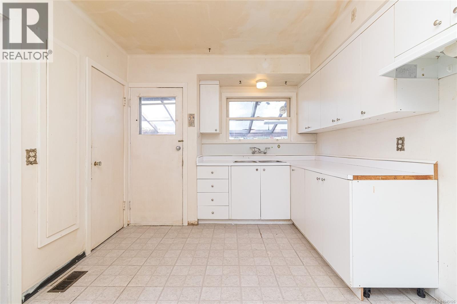 3033 Carroll St - Image 13