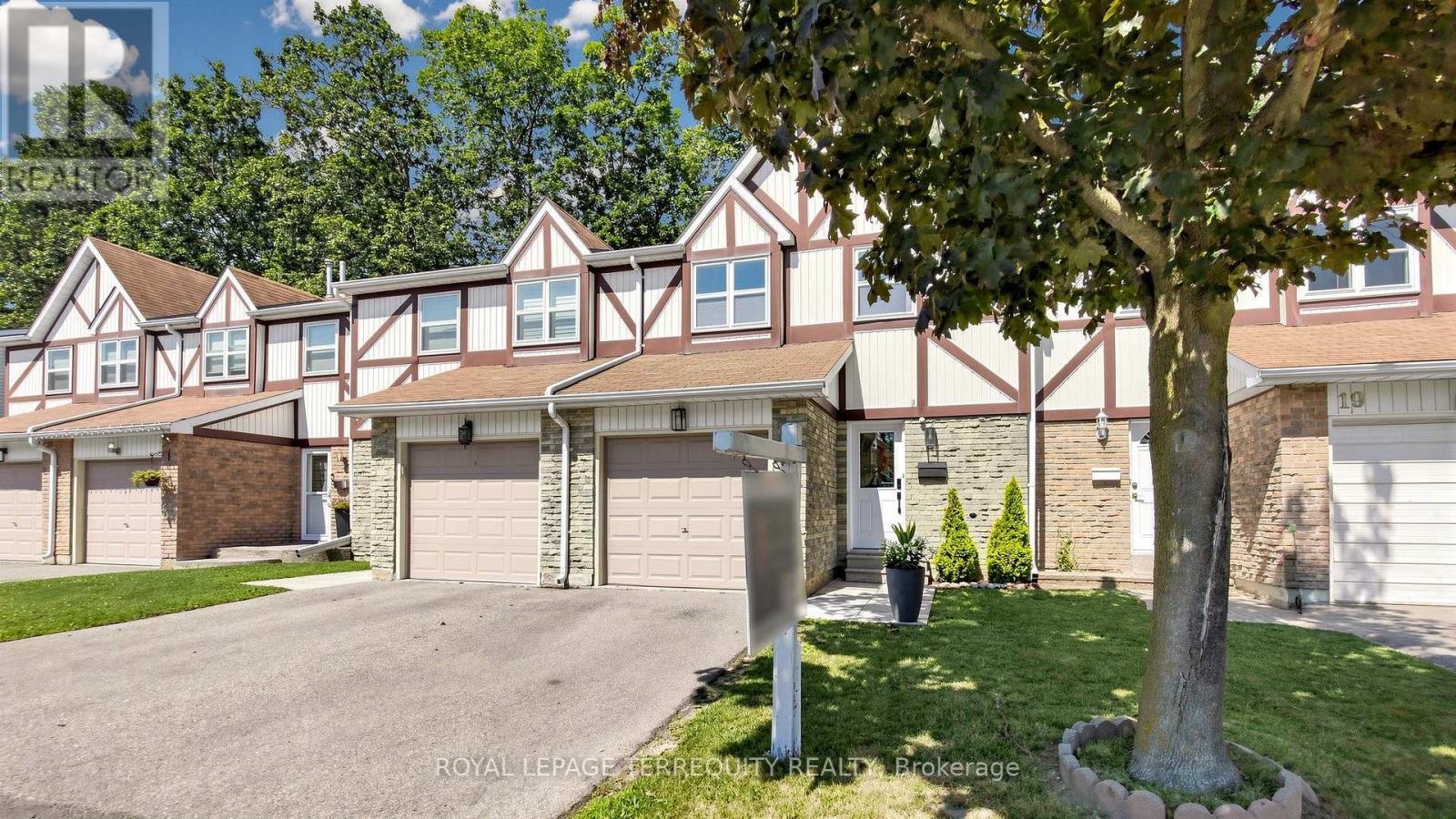 #18 18 MORLEY CRESCENT - 2