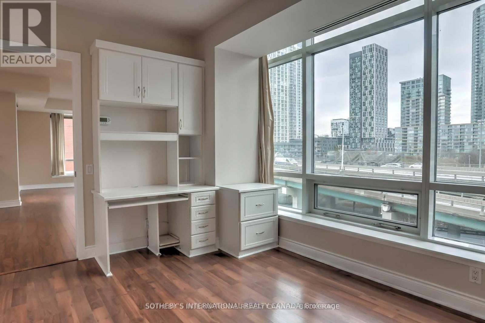 #610W 500 QUEENS QUAY W - 11