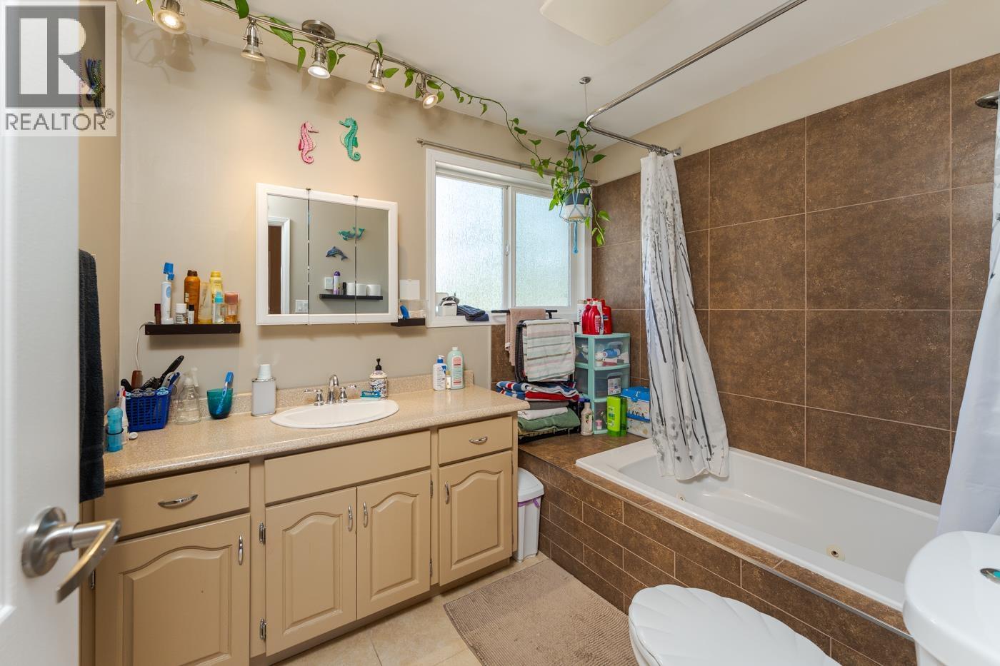 Photo 9 of 30 — 180 MCARTHUR PLACE · Prince George, BC
