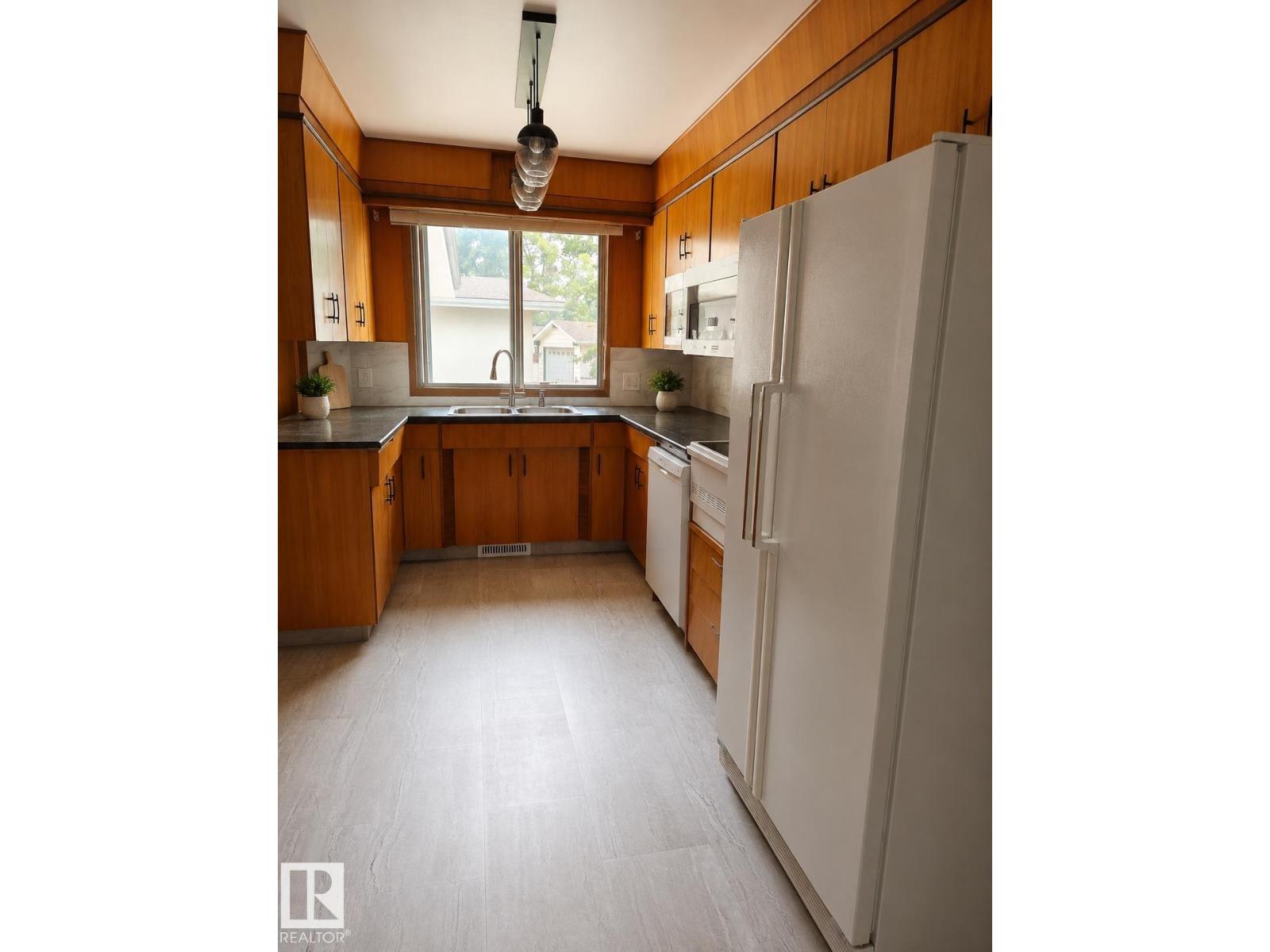 15012 63 ST NW - 10