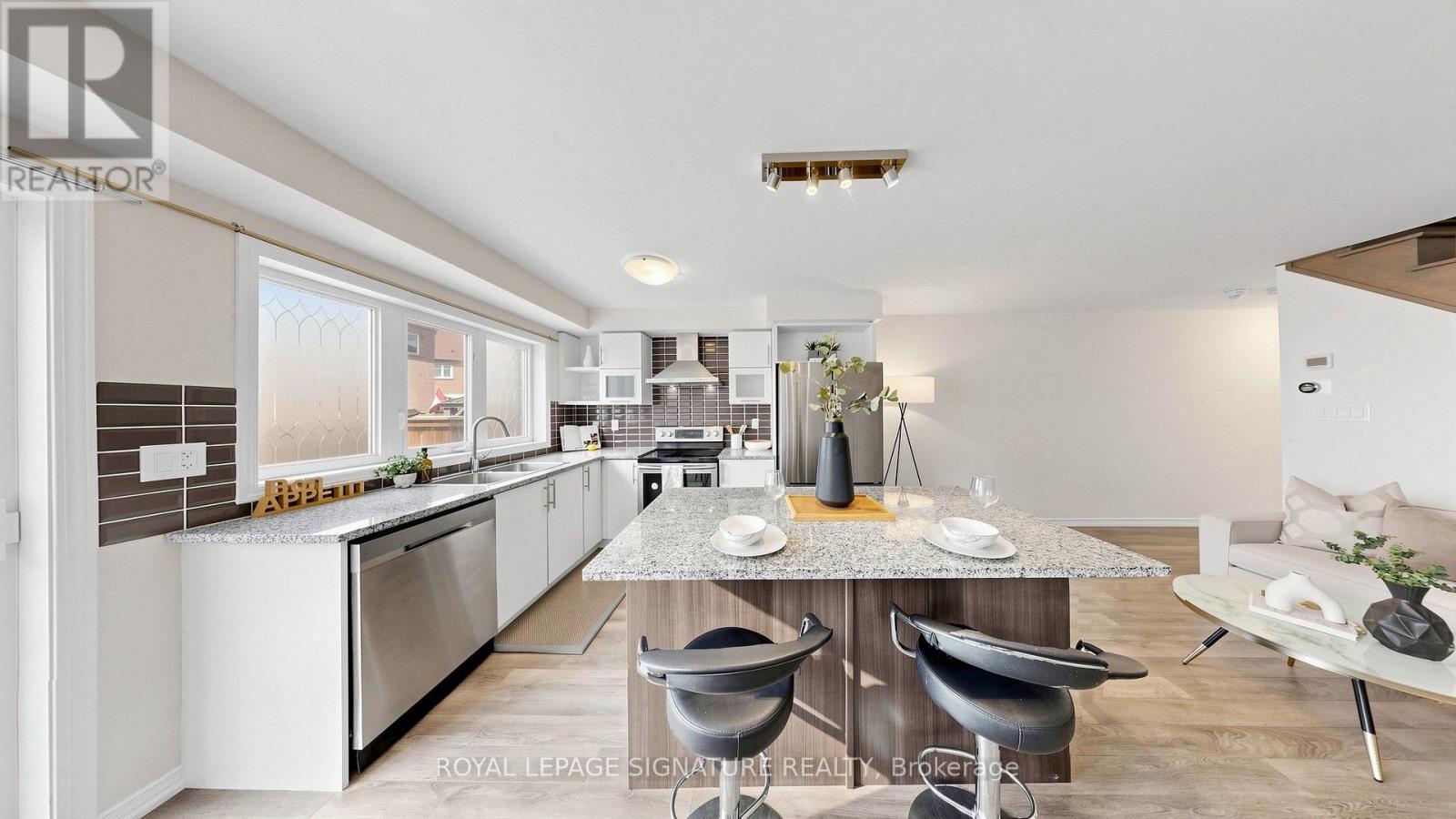 492 QUEEN MARY DRIVE - 19