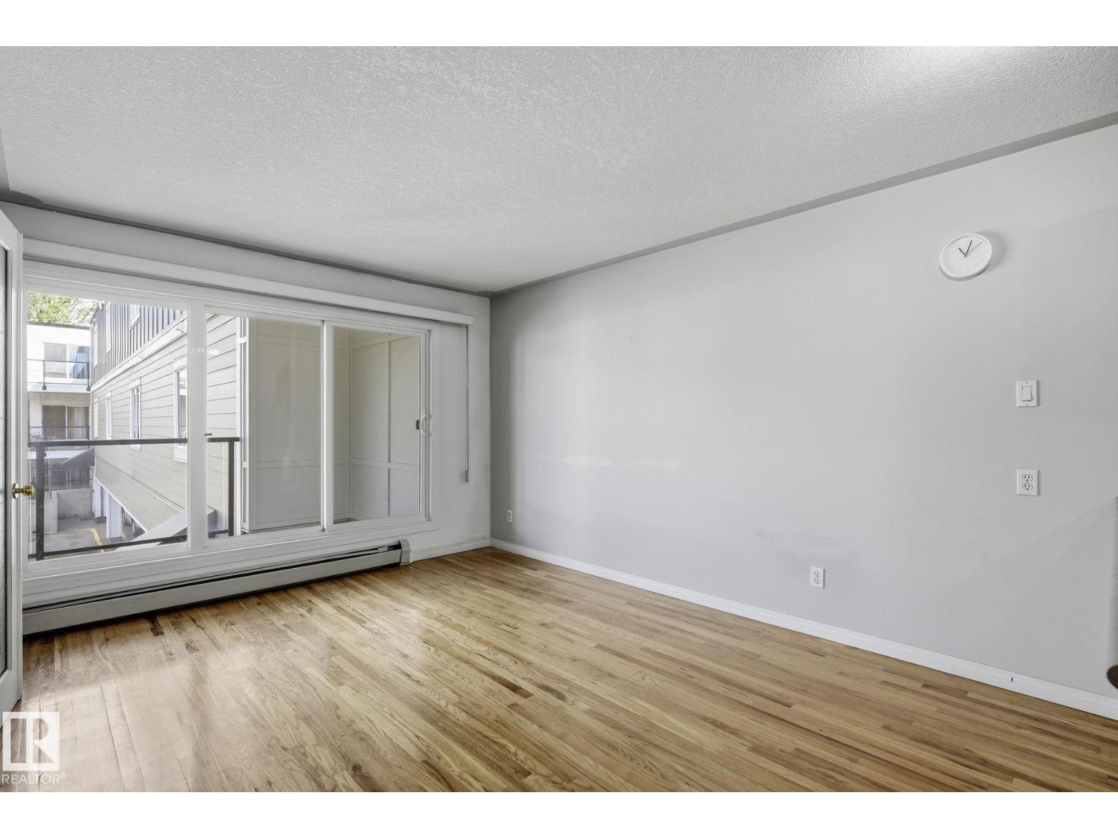 #15 11008 124 ST NW - 5