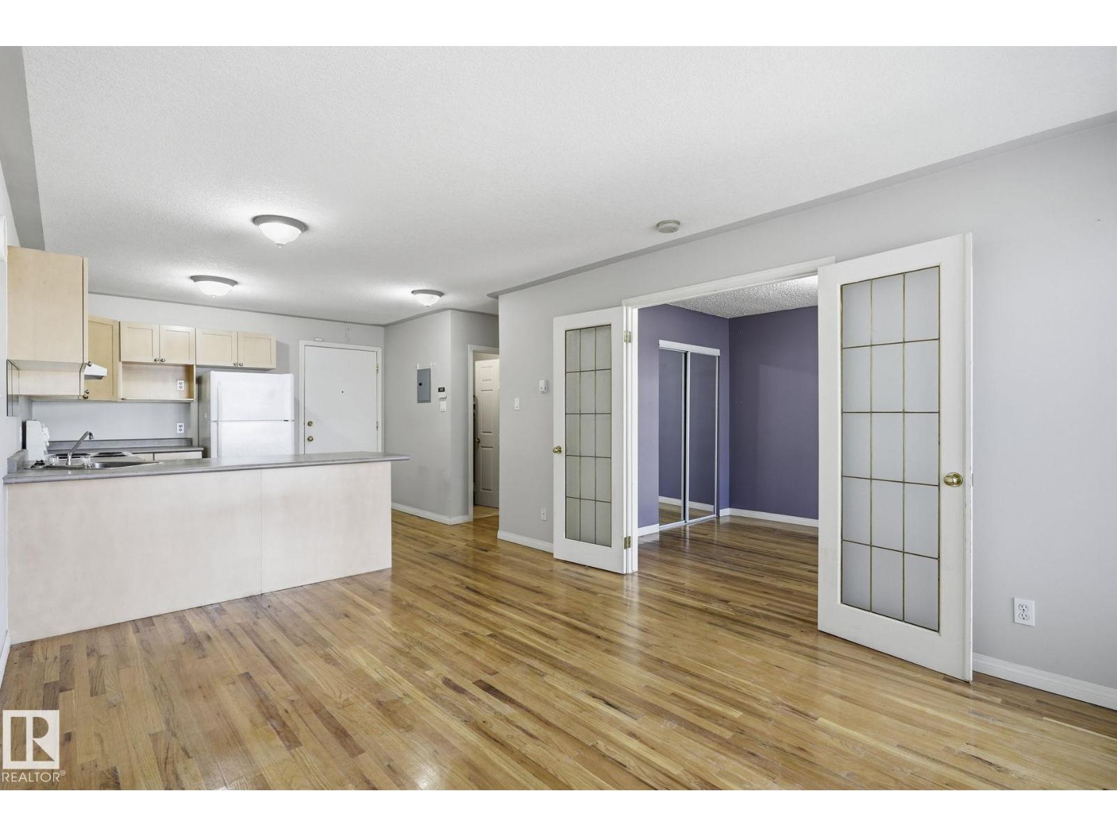#15 11008 124 ST NW - 6