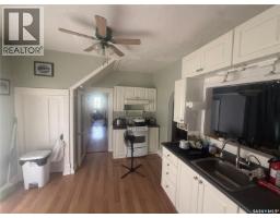 Enclosed porch - 381 Main Street, Bengough, SK S0C0K0 Photo 6