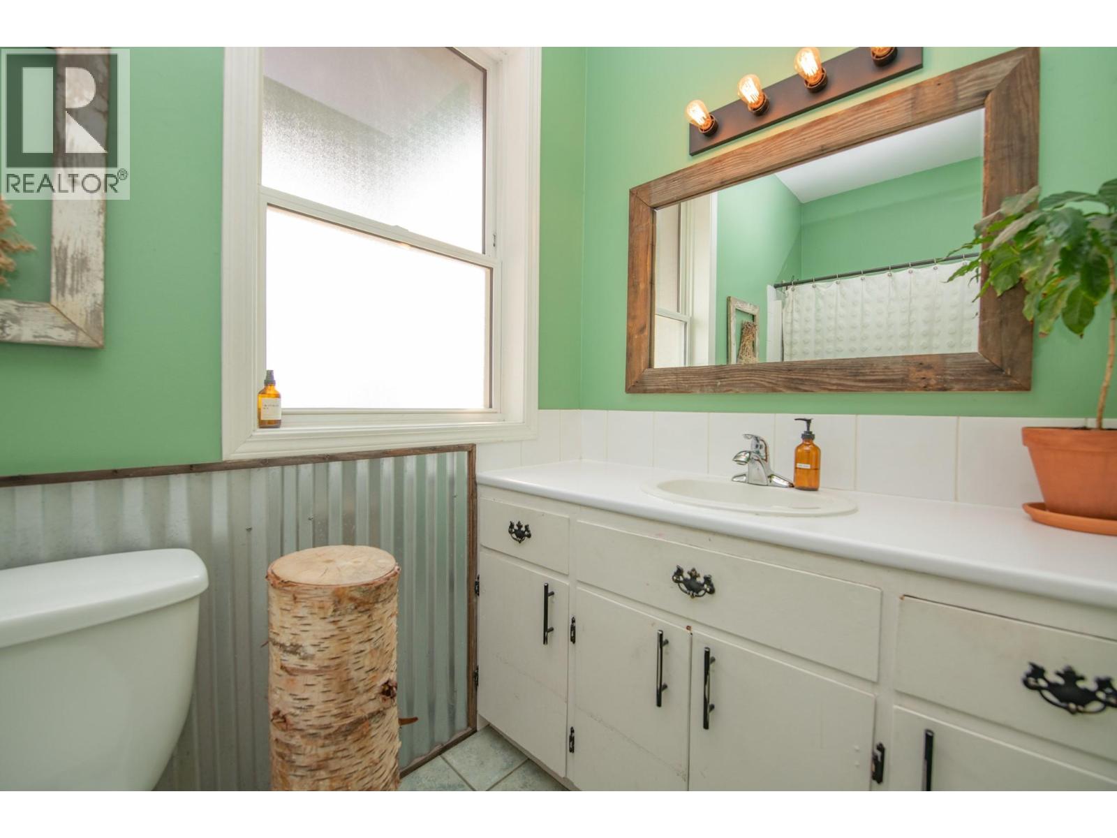 9211 6 Highway - Image 25