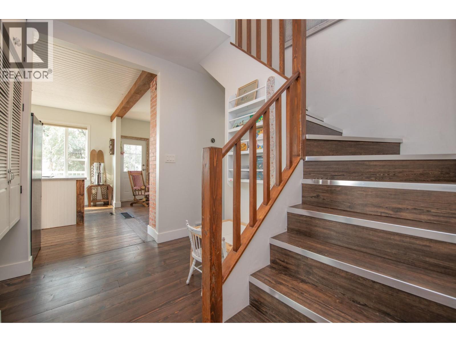 9211 6 Highway - Image 27