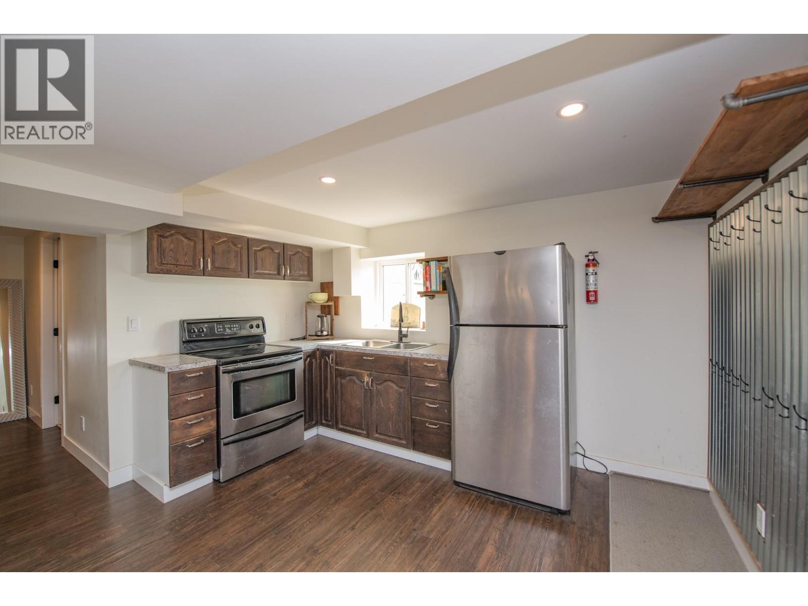 9211 6 Highway - 33