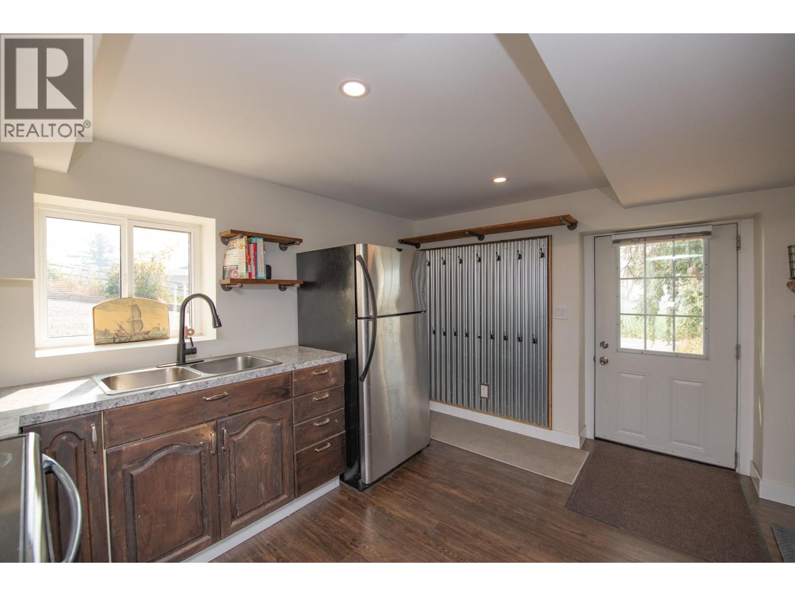9211 6 Highway - 34